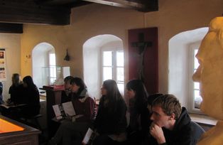 Studierende bei der Besichtigung des Geburtshauses von Adalbert Stifter