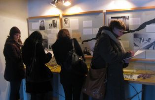 Studierende bei der Besichtigung des Wallerner Museums