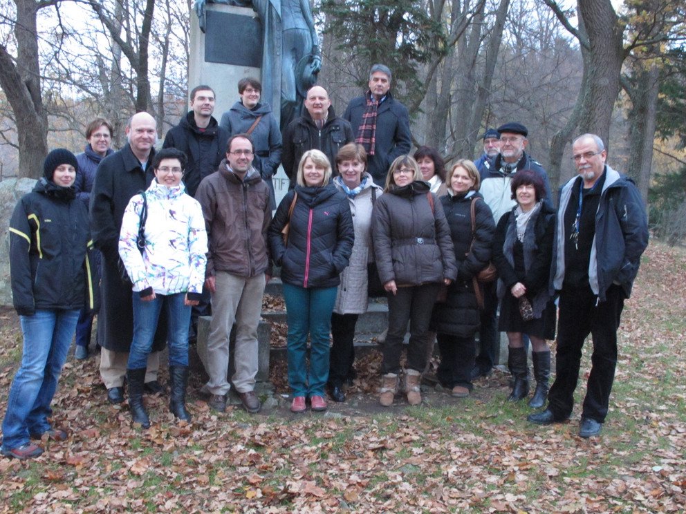 &Uacute;?astn&iacute;ci &scaron;kolen&iacute; p?ed pomn&iacute;kem Adalberta Stiftera v Horn&iacute; Plan&eacute;