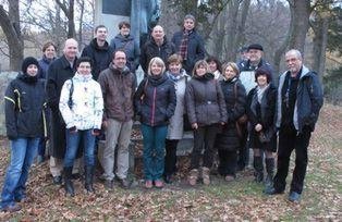 Gruppenfoto vor dem Stifter-Denkmal in Horní Planá