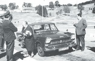 Die ersten Einreisenden aus der Tschechoslowakei nach der Freigabe des Grenzübergangs 1971; Quelle: Dorn, Ernst: Heimat an der Grenze.