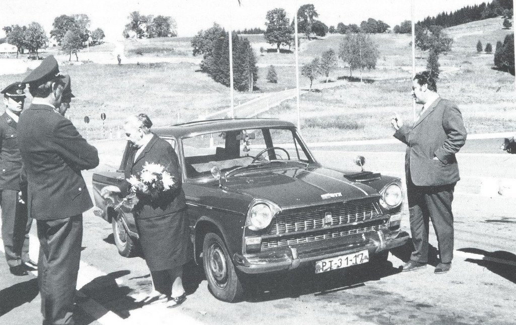 Prvn&iacute; cestuj&iacute;c&iacute; z ?eskoslovenska po otev?en&iacute; hrani?n&iacute;ho p?echodu v roce 1971; Zdroj: Dorn, Ernst: Heimat an der Grenze.