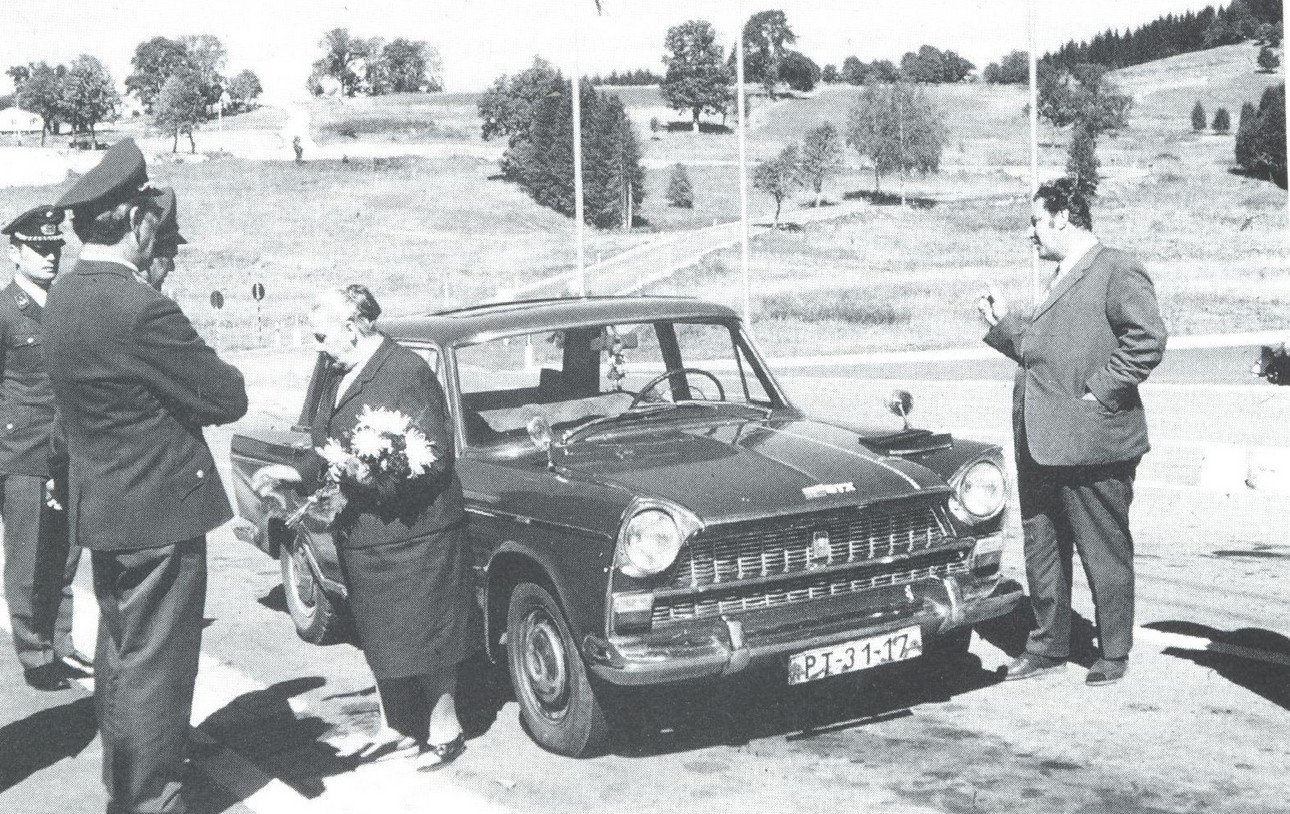 Prvn&iacute; cestuj&iacute;c&iacute; z ?eskoslovenska po otev?en&iacute; hrani?n&iacute;ho p?echodu v roce 1971; Zdroj: Dorn, Ernst: Heimat an der Grenze.