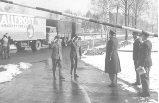 Deutsche und tschechische Zollbeamte beim ersten Zusammentreffen 1956; Quelle: Kraus, Franz: Ein Ort an der böhmischen Grenze.