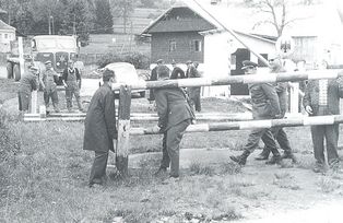 Grenzöffnung für die Holztransporte der Firma Kusser in Hauzenberg 1966; Quelle: Dorn, Ernst: Heimat an der Grenze.