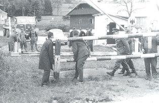 Otev?ení hranice pro transport d?eva zajiš?ovaný firmou Kusser z Hauzenbergu 1966; Zdroj: Dorn, Ernst: Heimat an der Grenze.