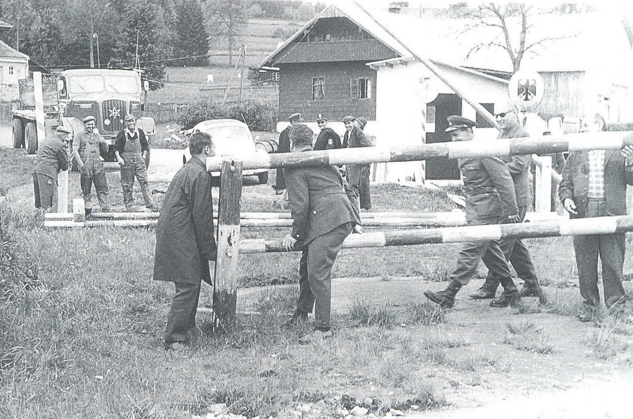 Otev?en&iacute; hranice pro transport d?eva zaji&scaron;?ovan&yacute; firmou Kusser z Hauzenbergu 1966; Zdroj: Dorn, Ernst: Heimat an der Grenze.