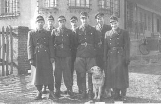 Die Zollbeamten der Grenzaufsichtsstelle Schirnding um 1956; Quelle: Kraus, Franz: Ein Ort an der böhmischen Grenze.