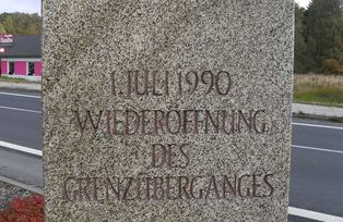 Gedenkstein an der Grenze 2013; Quelle: Geschichtsbausteine.