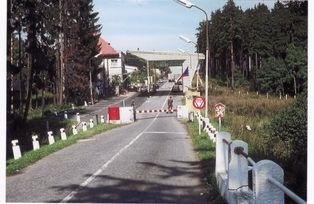 Hrani?ní p?echod Rozvadov - Waidhaus, srpen 1968; Zdroj: Heimatkundlicher Arbeitskreis Waidhaus e.V.: Grenzübergang Waidhaus 1945 bis heute.