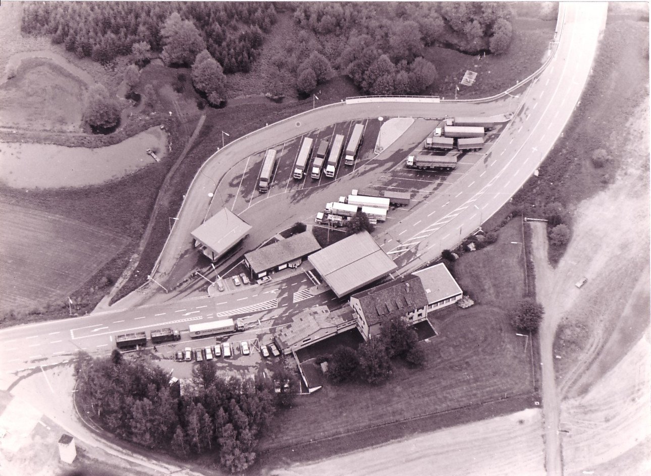Leteck&yacute; sn&iacute;mek hrani?n&iacute;ho p?echodu Rozvadov - Waidhaus, 1984; Zdroj: Heimatkundlicher Arbeitskreis Waidhaus e.V.: Grenz&uuml;bergang Waidhaus 1945 bis heute.