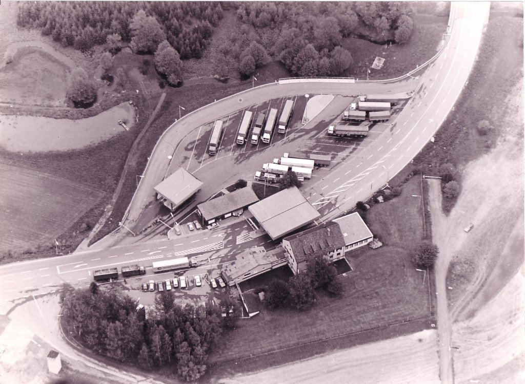 Leteck&yacute; sn&iacute;mek hrani?n&iacute;ho p?echodu Rozvadov - Waidhaus, 1984; Zdroj: Heimatkundlicher Arbeitskreis Waidhaus e.V.: Grenz&uuml;bergang Waidhaus 1945 bis heute.