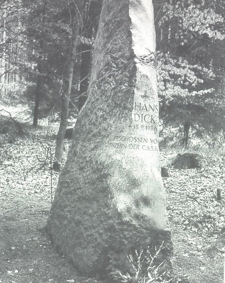 Obelisk na pam&aacute;tku podplukovn&iacute;ka Dicka