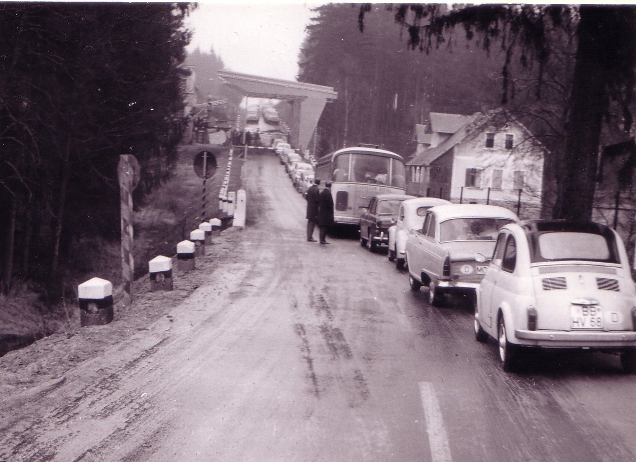Fronta automobil? ?ekaj&iacute;c&iacute;ch na odbaven&iacute; na hrani?n&iacute;m p?echodu Rozvadov - Waidhaus, 1964; Zdroj: Heimatkundlicher Arbeitskreis Waidhaus e.V.: Grenz&uuml;bergang Waidhaus 1945 bis heute.
