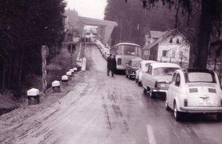 Fronta automobil? ?ekajících na odbavení na hrani?ním p?echodu Rozvadov - Waidhaus, 1964; Zdroj: Heimatkundlicher Arbeitskreis Waidhaus e.V.: Grenzübergang Waidhaus 1945 bis heute.