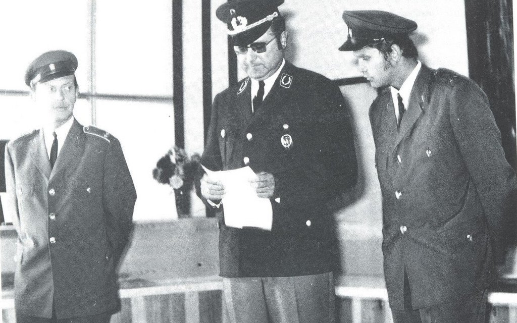 Vrchn&iacute; celn&iacute; rada Fuss p?i projevu na ?eskoslovensk&eacute; celnici u p?&iacute;ležitosti obnoven&iacute; p?eshrani?n&iacute;ho provozu v roce 1971. Vlevo ?editel ?eskoslovensk&eacute; celn&iacute; spr&aacute;vy, vpravo p?ekladatel; Zdroj: Dorn, Ernst: Heimat an der Grenze.