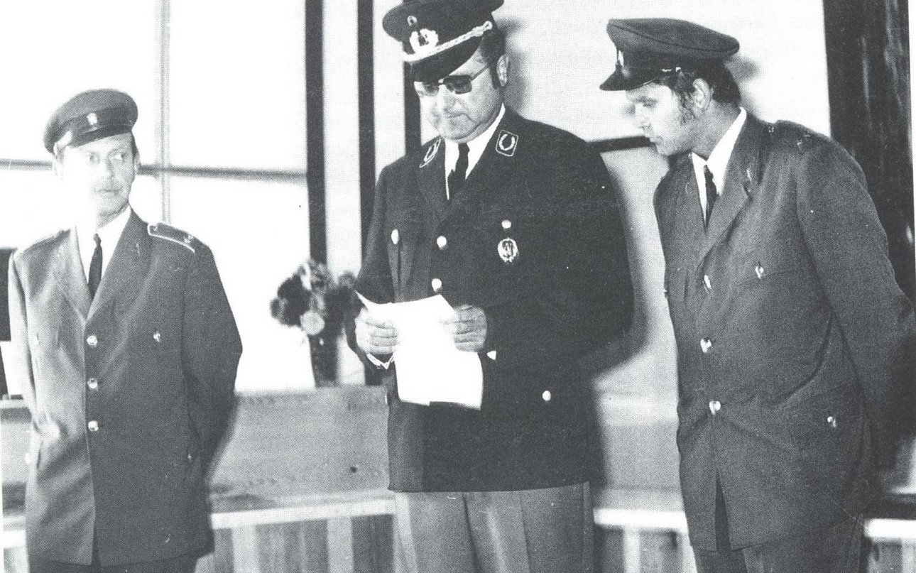 Vrchn&iacute; celn&iacute; rada Fuss p?i projevu na ?eskoslovensk&eacute; celnici u p?&iacute;ležitosti obnoven&iacute; p?eshrani?n&iacute;ho provozu v roce 1971. Vlevo ?editel ?eskoslovensk&eacute; celn&iacute; spr&aacute;vy, vpravo p?ekladatel; Zdroj: Dorn, Ernst: Heimat an der Grenze.