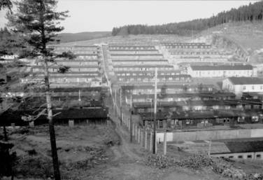 Häftlingsbaracken, Mai 1945 (Foto: Gedenkstätte Flossenbürg) Häftlingsbaracken, Mai 1945 (Foto: Gedenkstätte Flossenbürg)